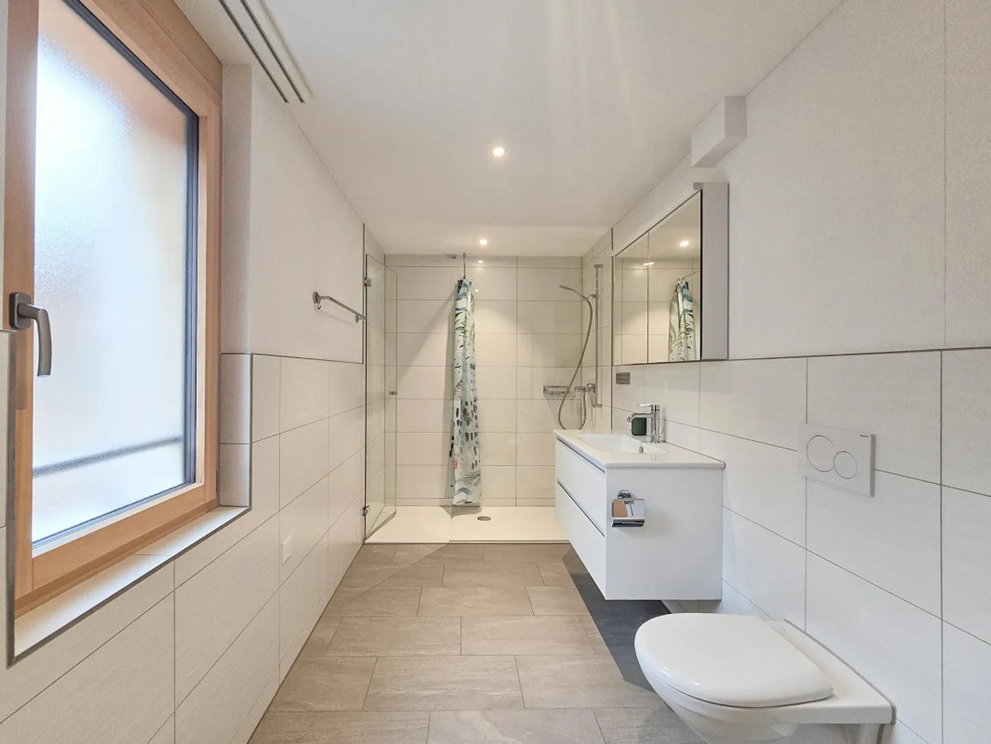 Appartement moderne 2.5 pièces avec balcon et belle vue à Kandergrund - Photo 12 sur 21