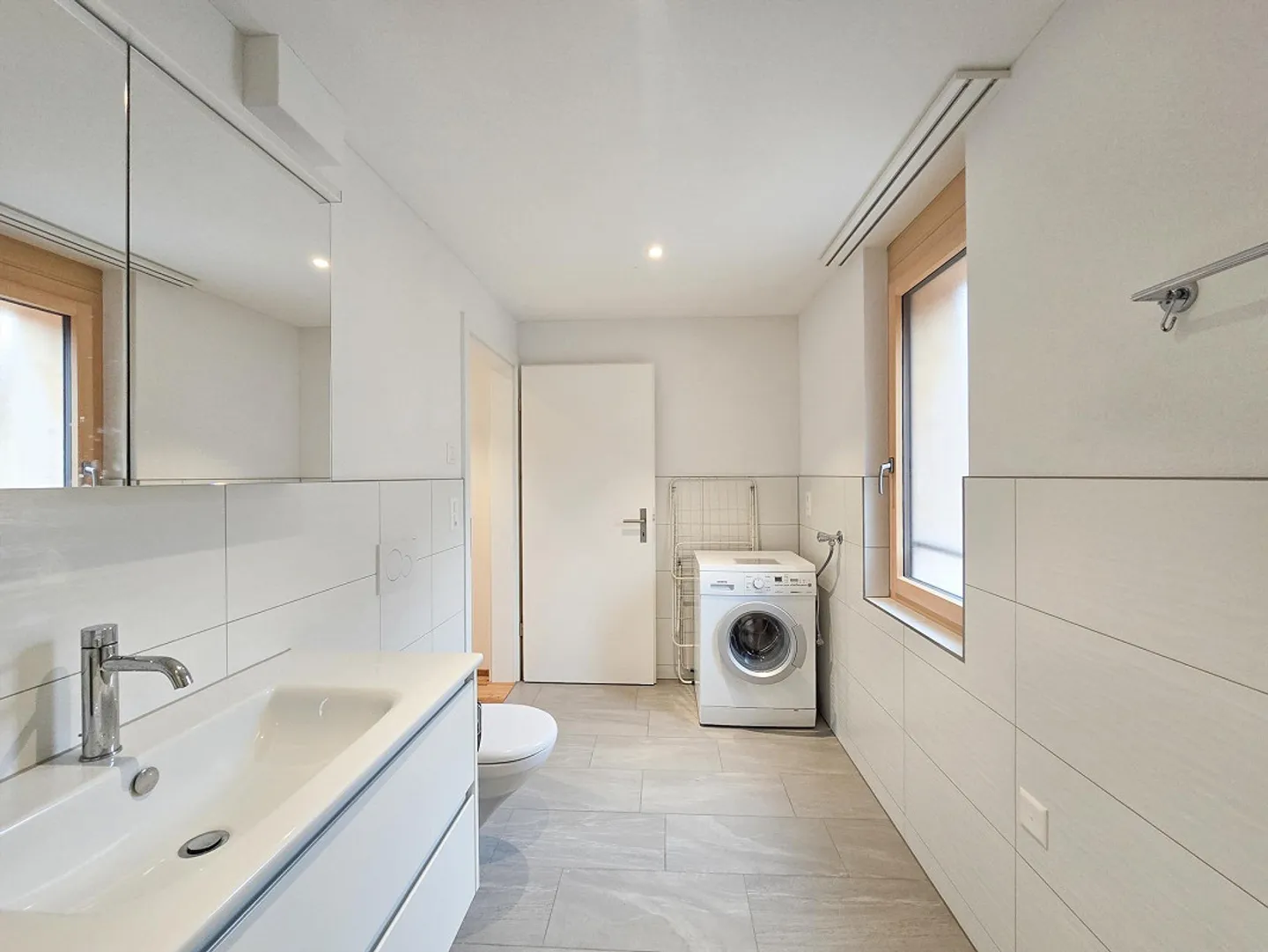 Appartement moderne 2.5 pièces avec balcon et belle vue à Kandergrund - Photo 13 sur 21