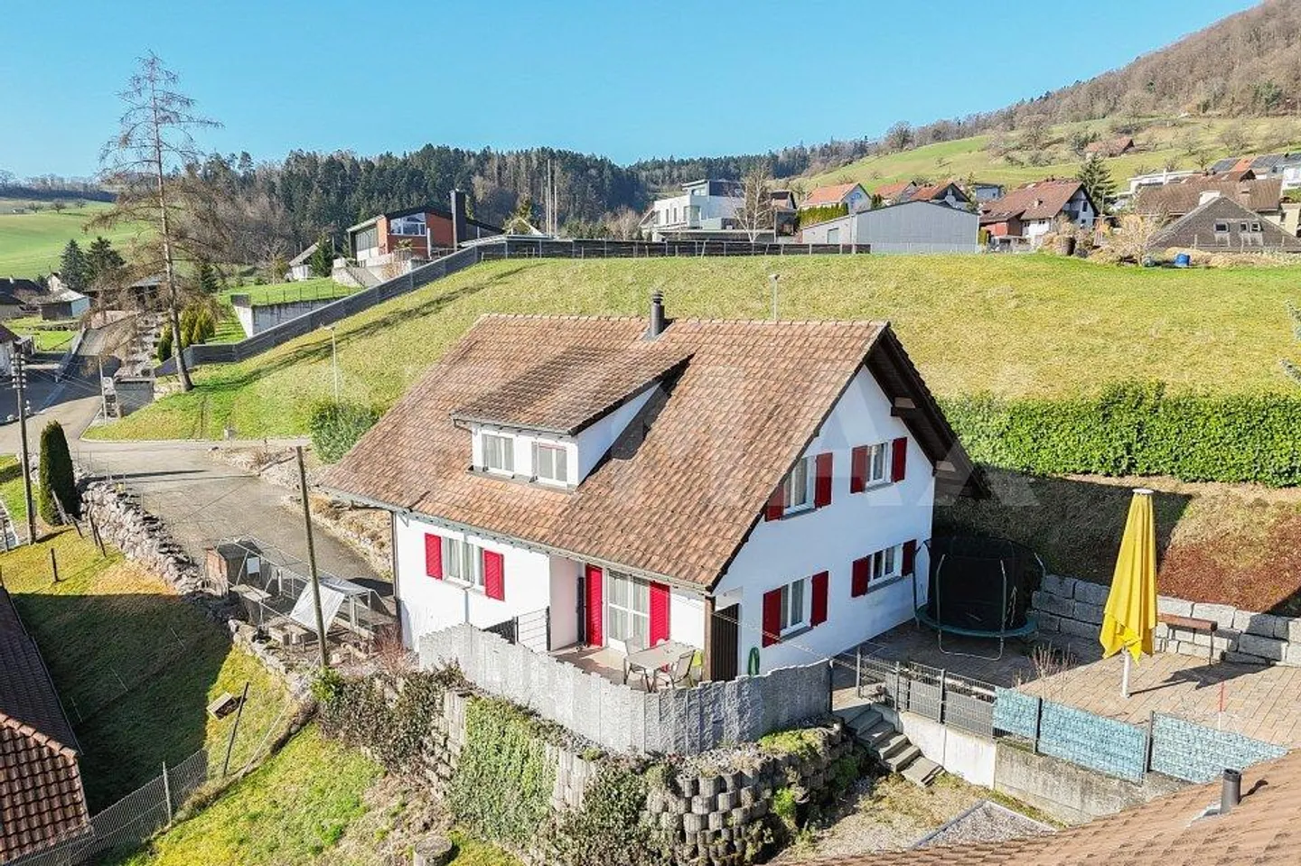 Stylish 5.5 Room Single-Family House: Sunny & Family-Friendly - Photo 1 of 13