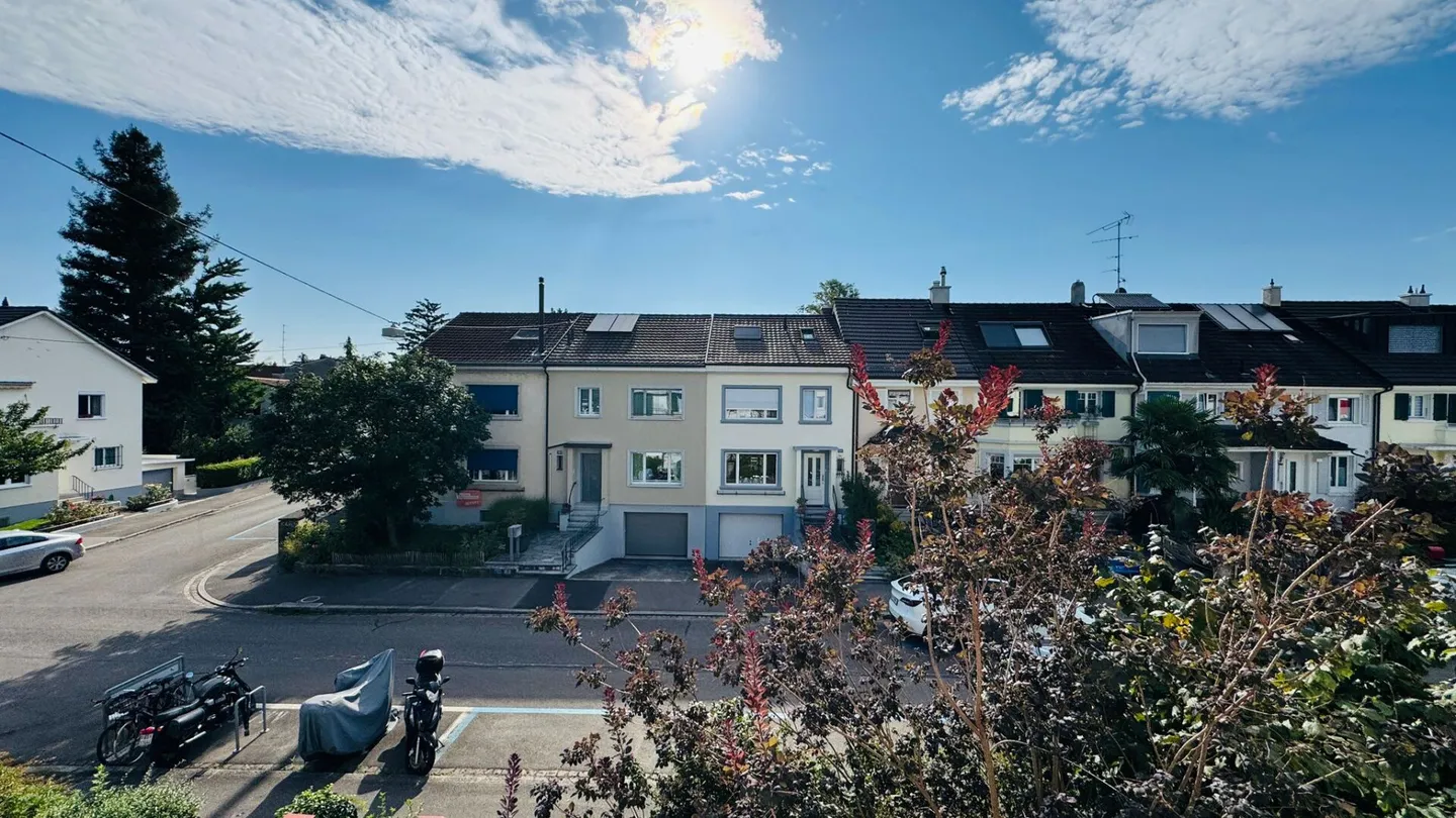 Affascinante casa a schiera di 5,5 stanze con giardino nel quartiere Neubad - con grande potenziale - Foto 12 di 17