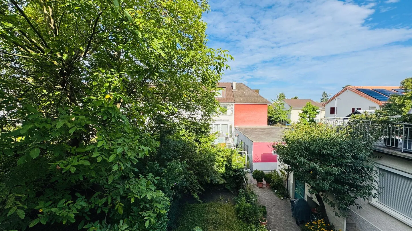 Affascinante casa a schiera di 5,5 stanze con giardino nel quartiere Neubad - con grande potenziale - Foto 13 di 17