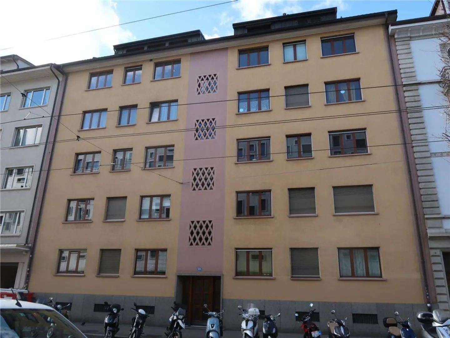 Spacious 2-room apartment near SBB - Photo 1 of 7