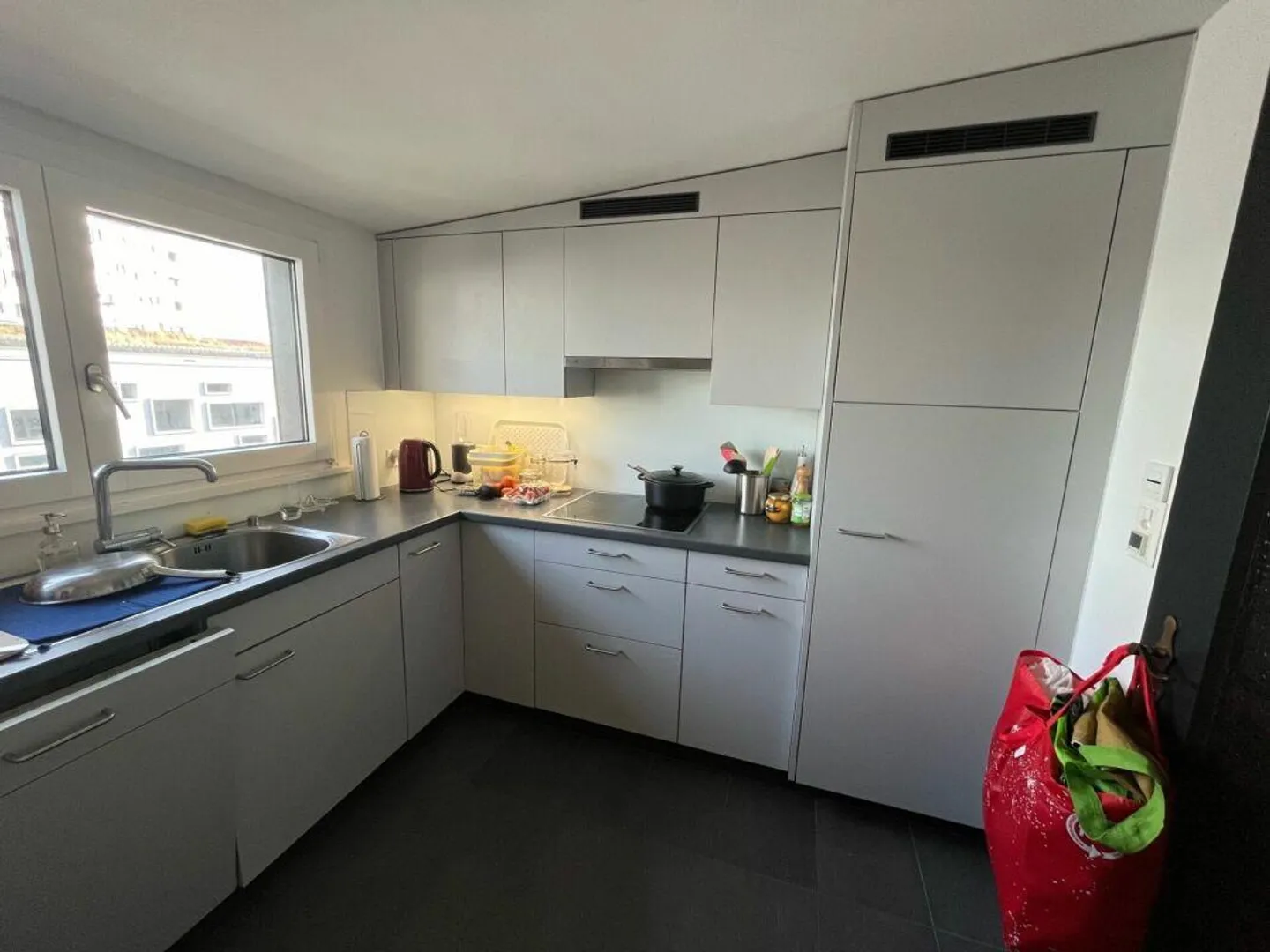Spacious 2-room apartment near SBB - Photo 2 of 7