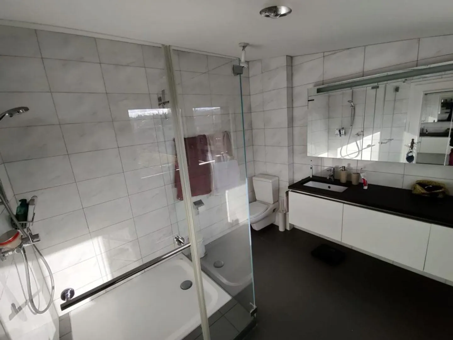 Spacious 2-room apartment near SBB - Photo 3 of 7