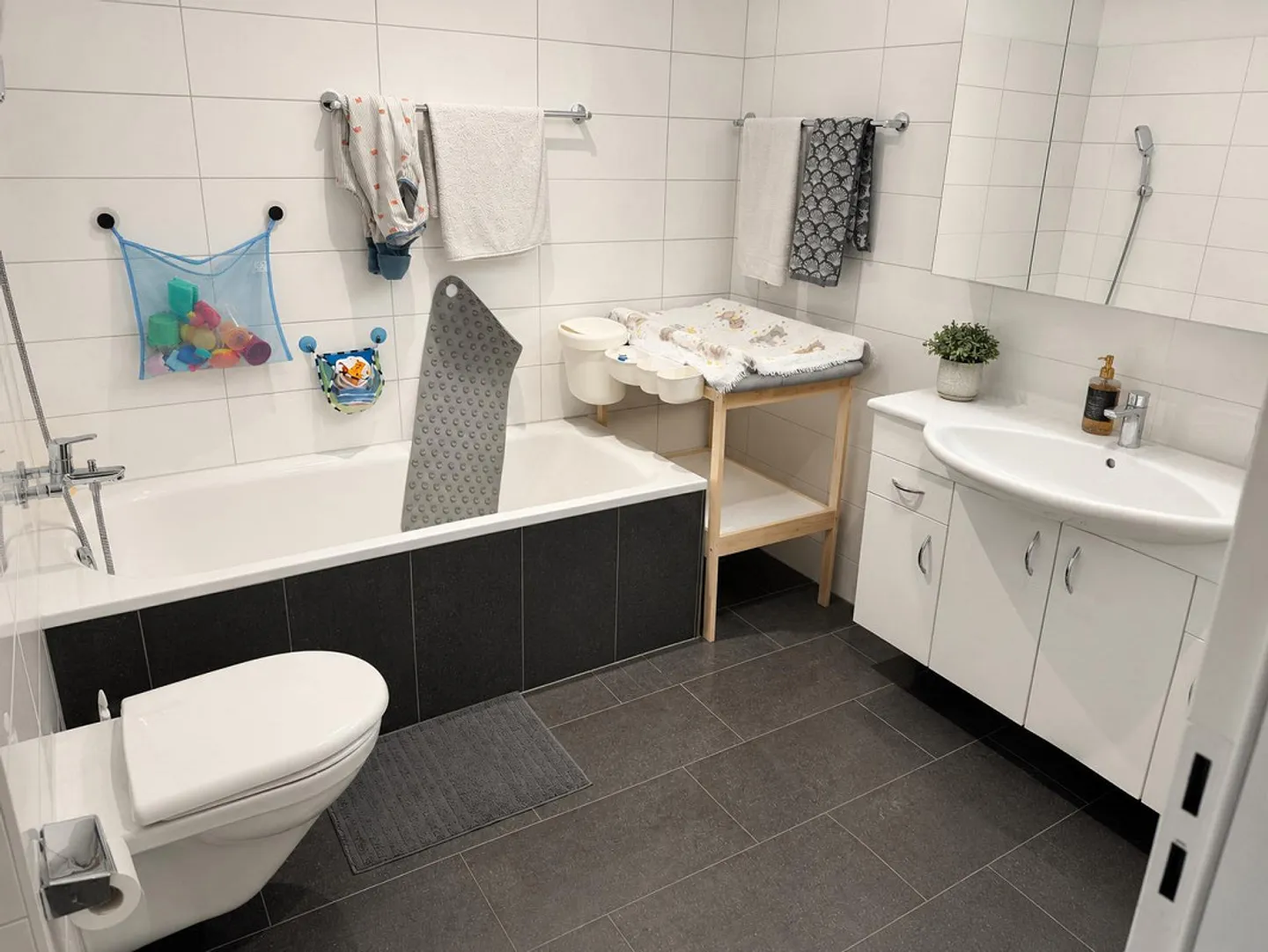 Ampio appartamento di 5,5 stanze in un quartiere adatto alle famiglie - Foto 3 di 11