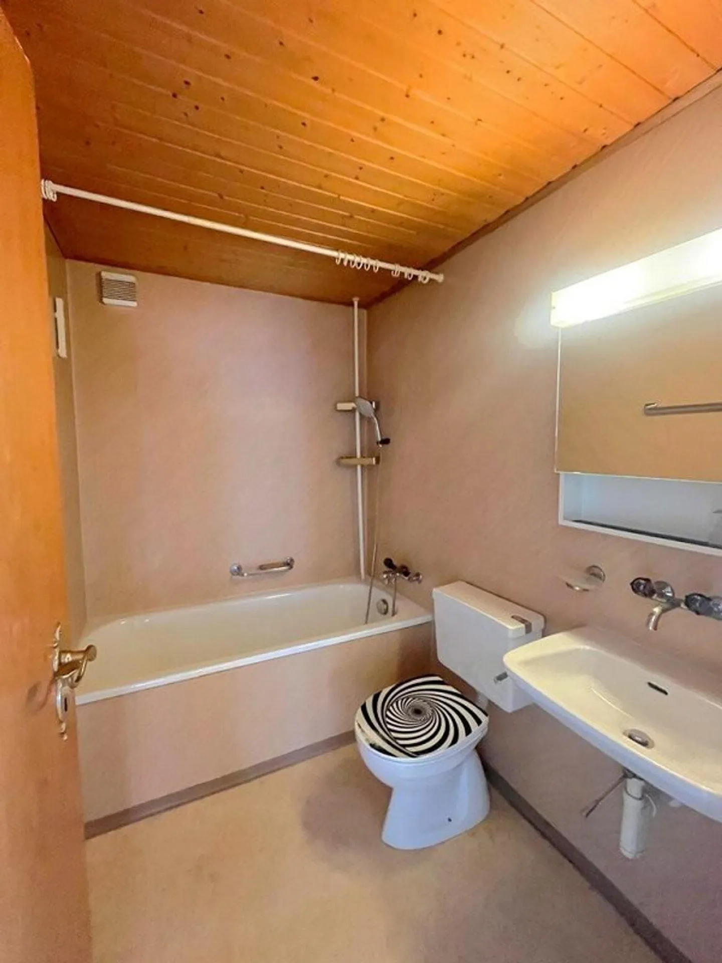 Charming, affordable attic apartment - Photo 6 of 6