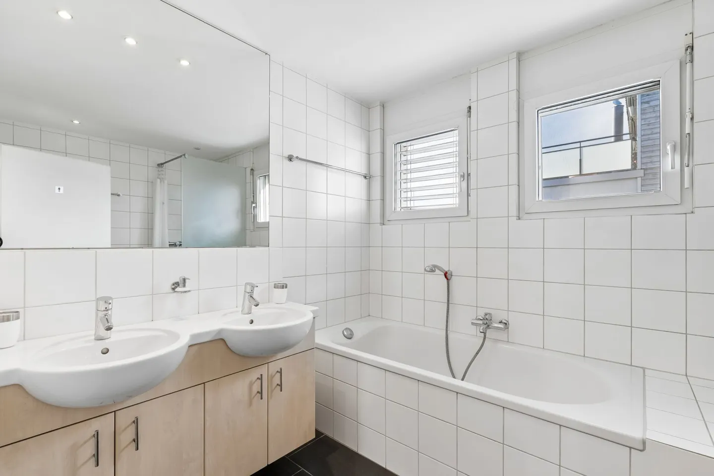 Vielseitige 7.5 Zimmer-Doppelhaus - Foto 11 von 15