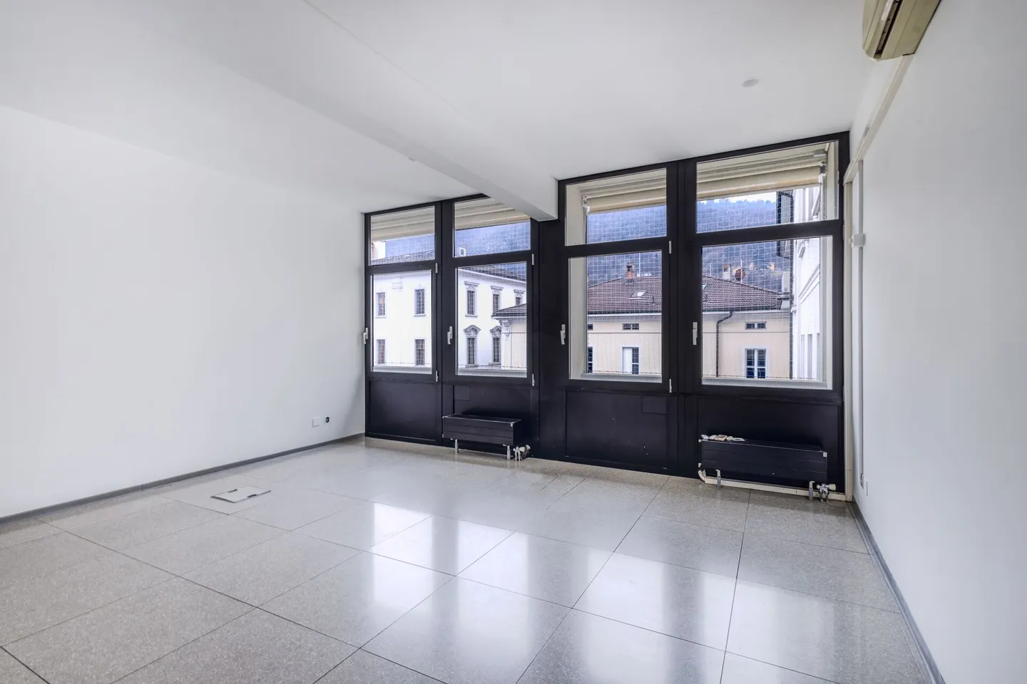 Büro im Zentrum von Chiasso gegenüber dem FFS-Bahnhof - Foto 4 von 9
