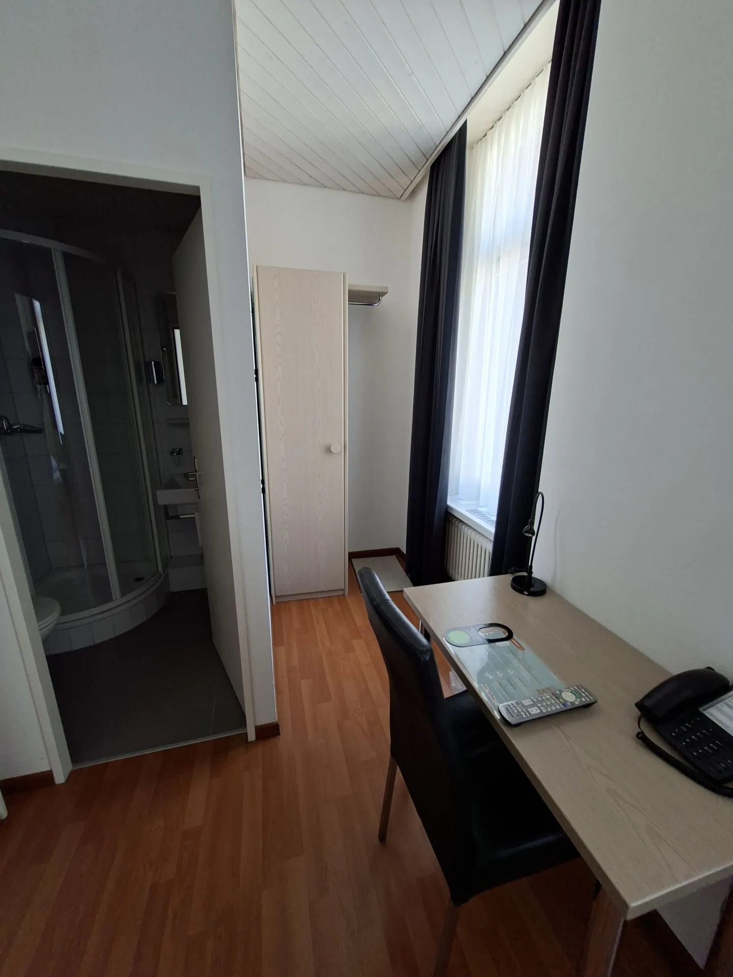 Belle chambre meublée avec salle de bain privée dans la vieille ville, 1er étage chambre 104 - Photo 2 sur 10