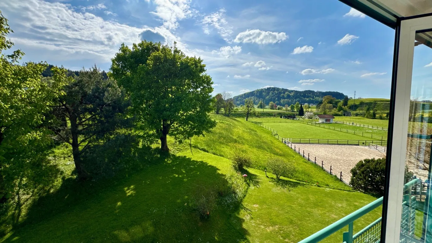 Charmante maisonette de 5,5 pièces dans un quartier résidentiel bien entretenu - Photo 2 sur 4