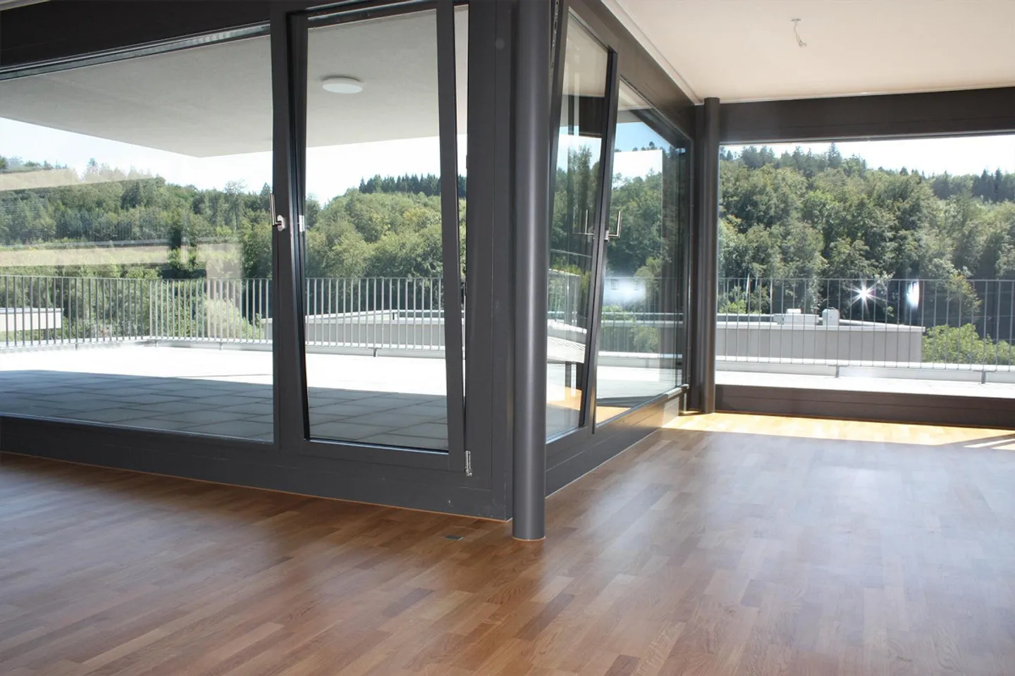 Modern 2.5-room penthouse apartment in Herrenschwanden - Photo 3 of 11
