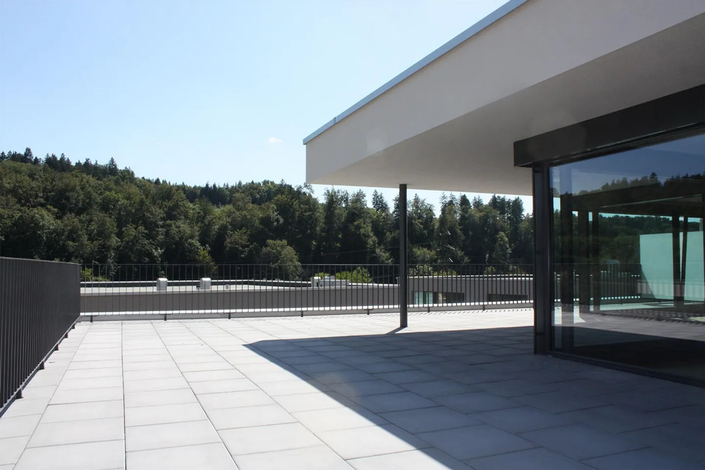 Modern 2.5-room penthouse apartment in Herrenschwanden - Photo 5 of 11