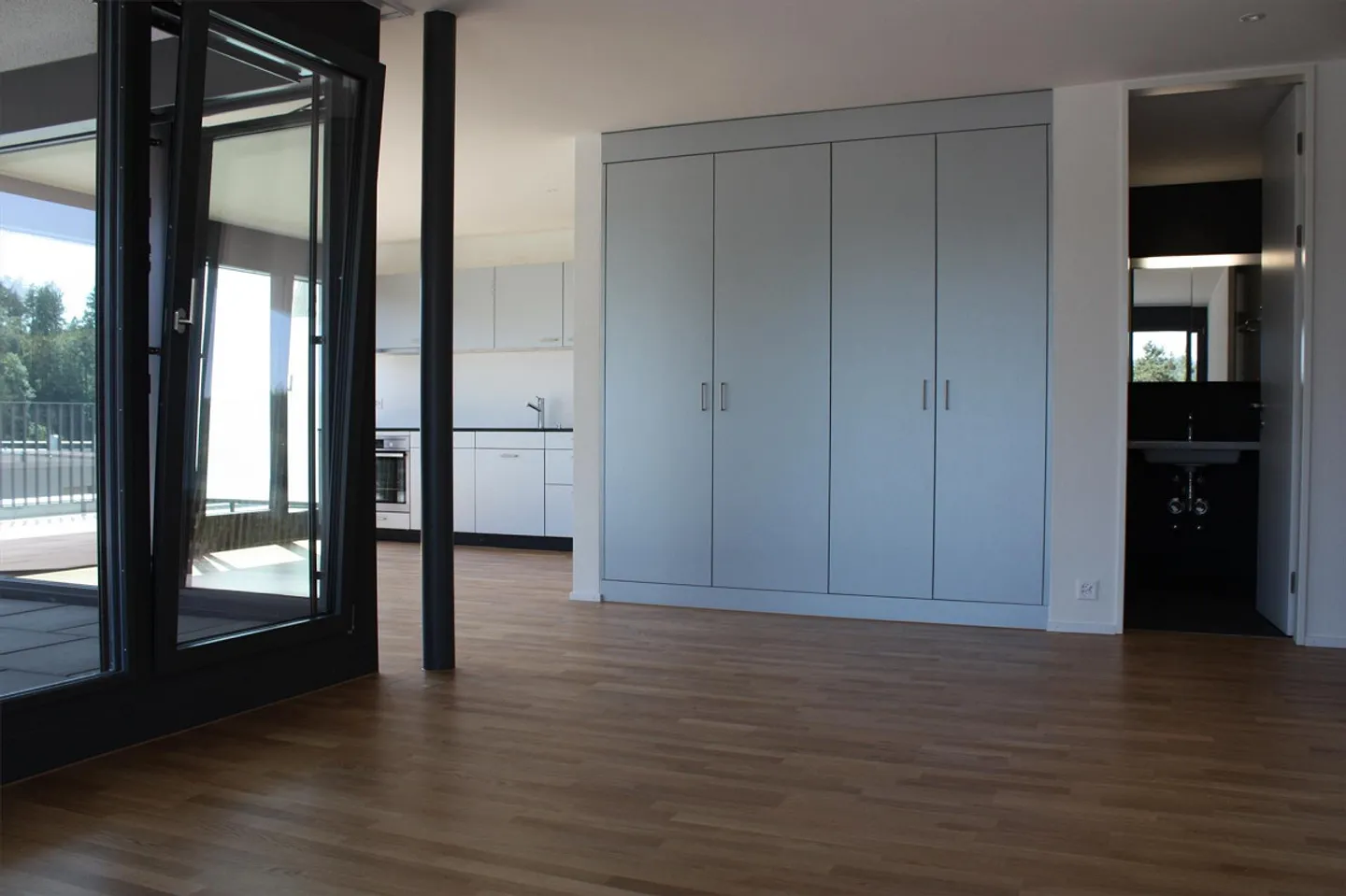 Modern 2.5-room penthouse apartment in Herrenschwanden - Photo 2 of 11