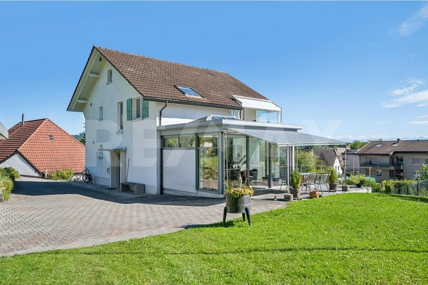 Renovated single to two-family house in the center of Orpund - Photo 2 of 13