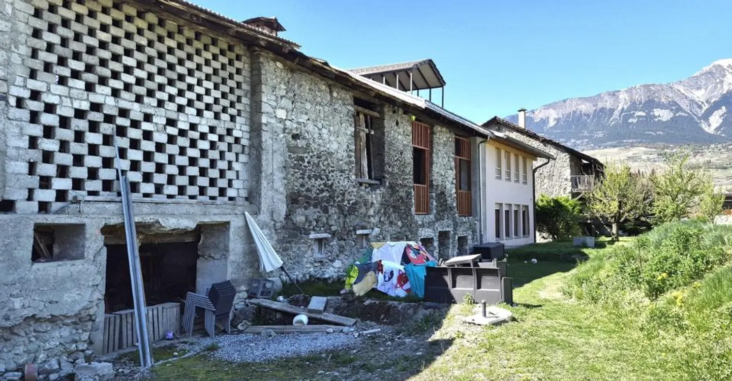 Rare opportunity in the heart of Bramois! - Photo 1 of 5