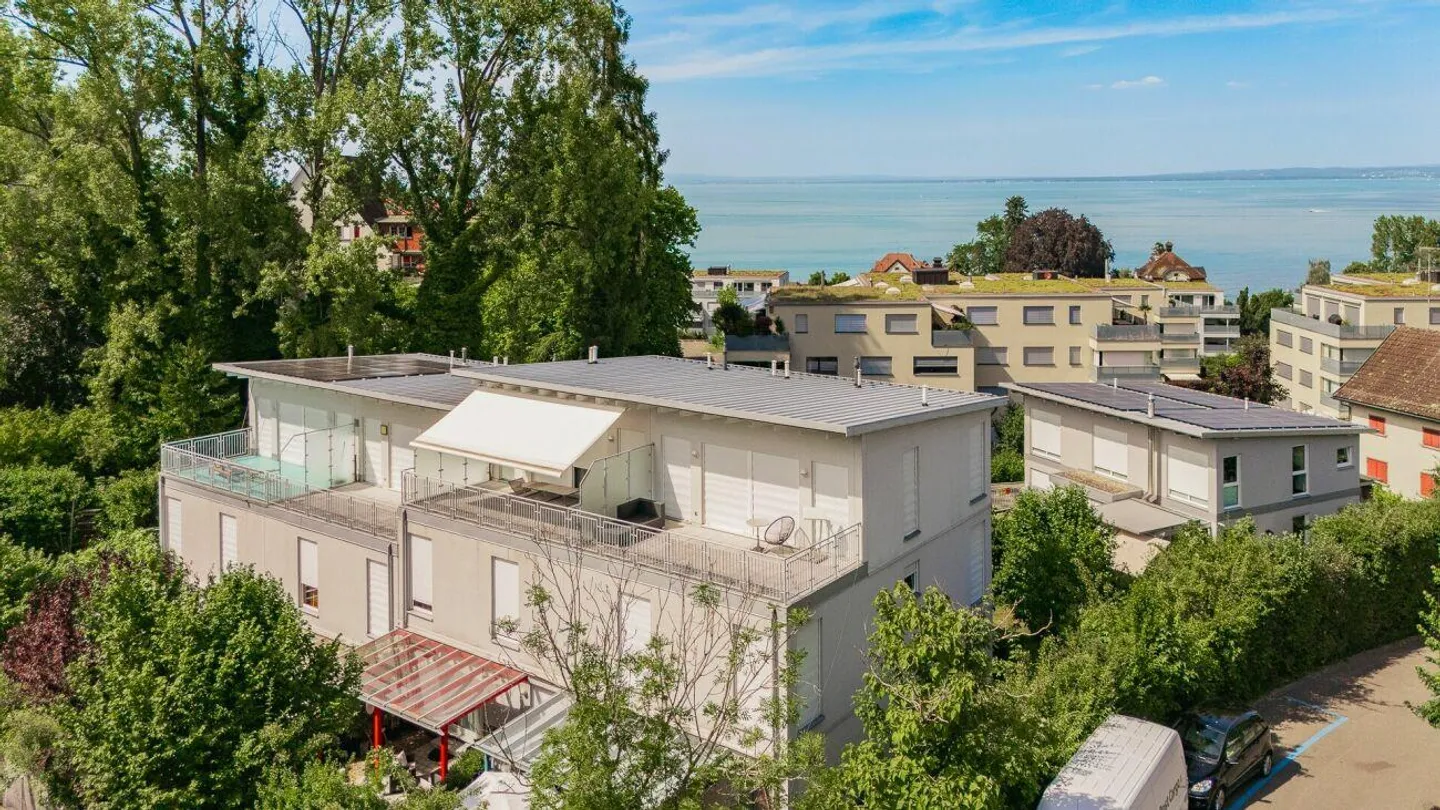Grosszügiges 5.5-Zimmer-Reiheneinfamilienhaus in Seenähe - Photo 3 of 14