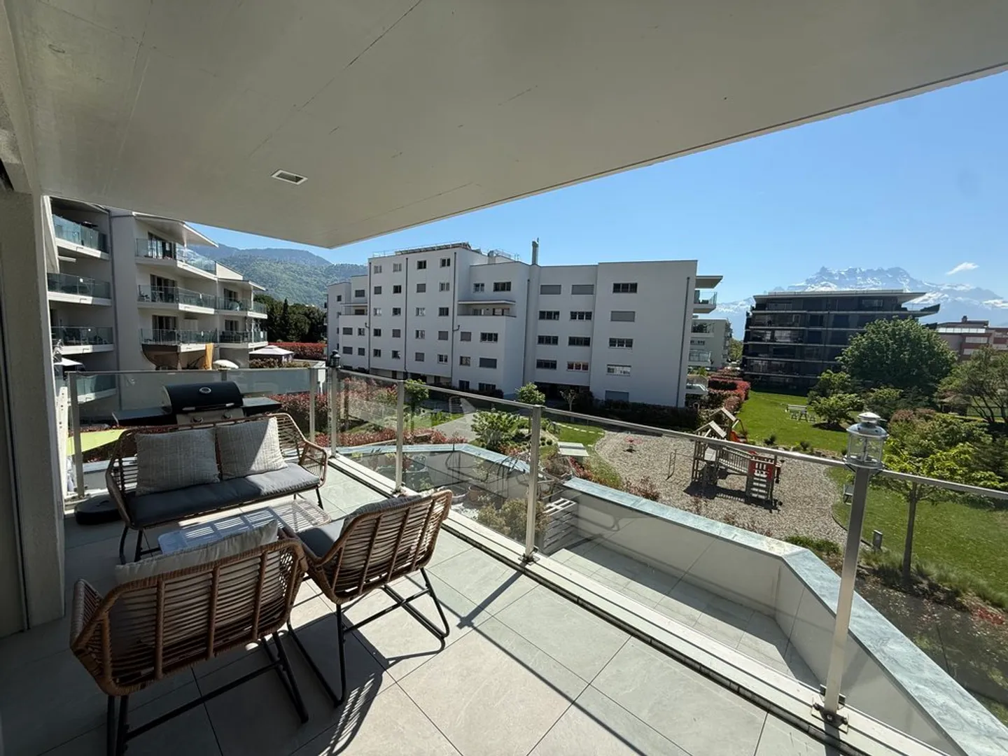 Appartement Moderne avec Terrasse - Photo 2 sur 8