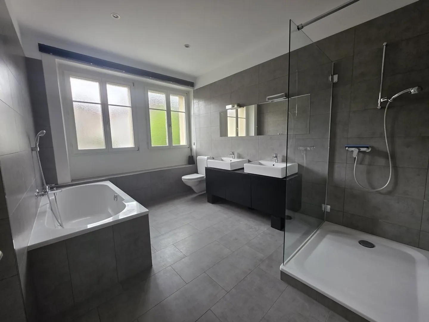 4,5 AUSGEZEICHNETE ZIMMER VON 150 M2 - Foto 3 von 10