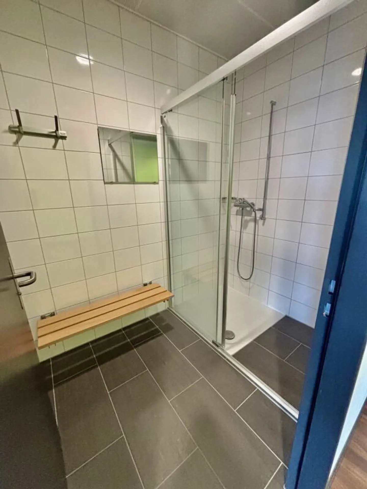 Superficie ufficio di 1500 m2 in un ambiente molto bello e accessibile: CFF + Autostrada - Foto 9 di 10