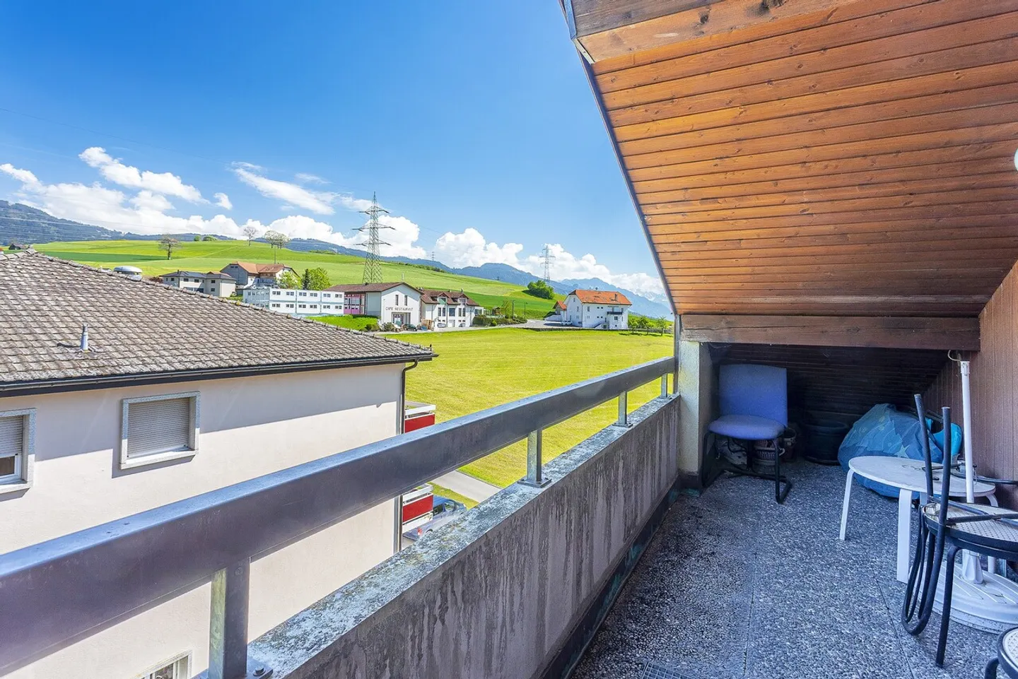 Appartamento 3.5P all'ultimo piano con balcone e garage - Foto 1 di 10