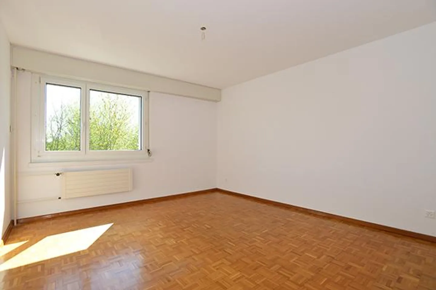 Spacious apartment with garden seating area - Photo 8 of 9