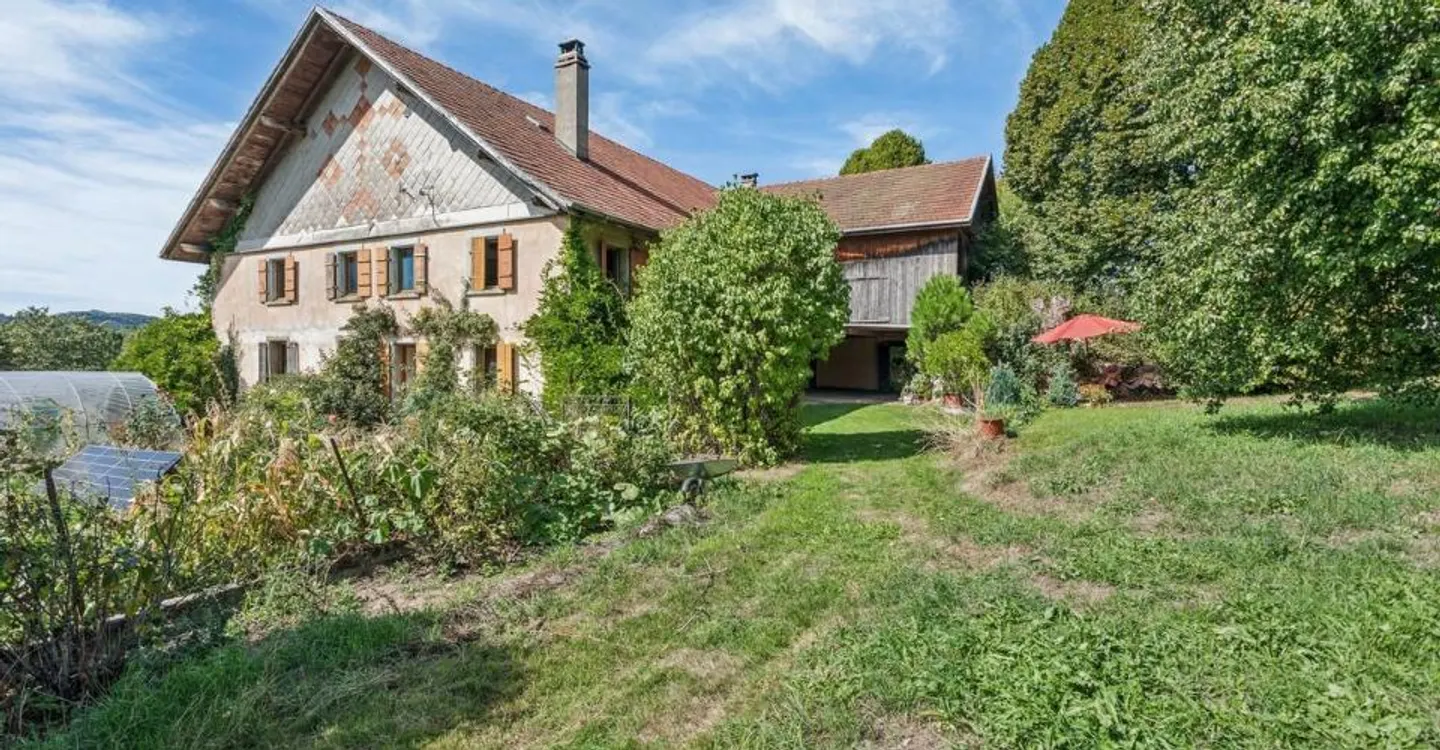 Ferme de caractère de 10.5 pièces avec grand terrain et fort potentiel - Photo 1 of 12
