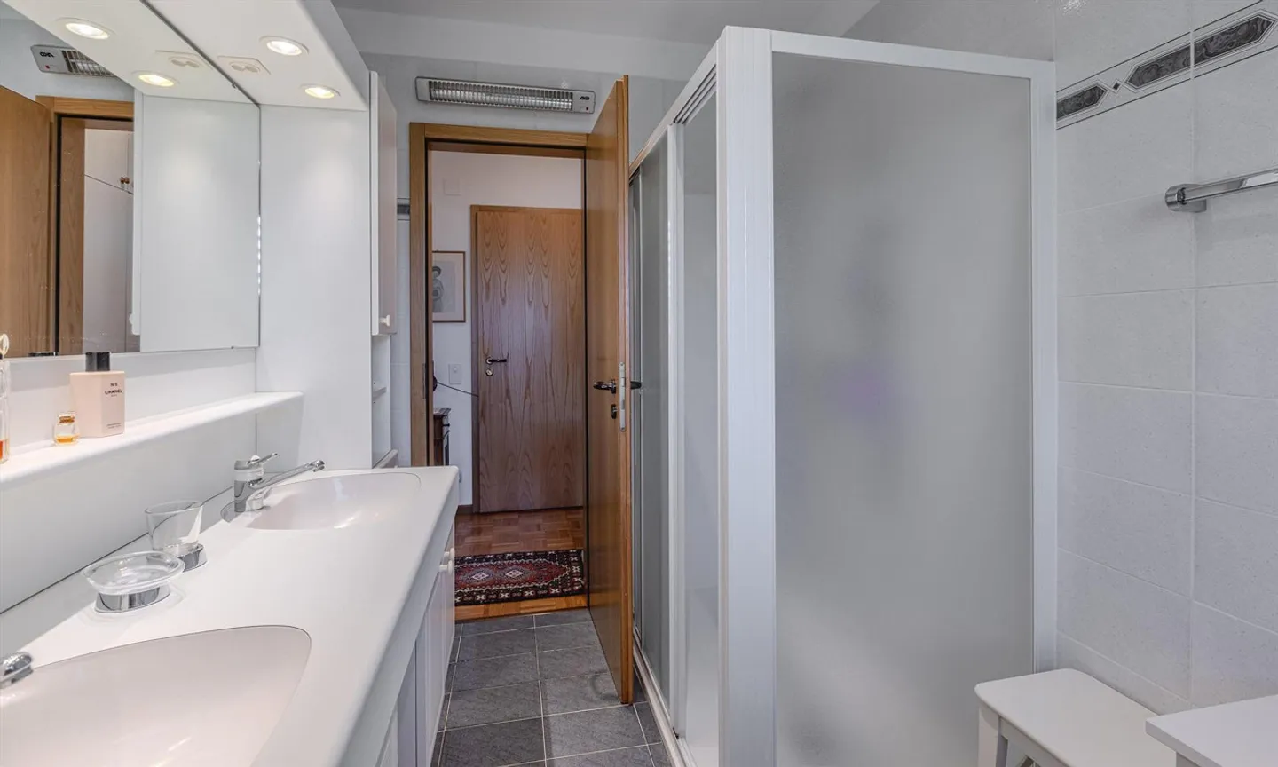 Modern semi-detached house with 8.5 rooms and garden in Pura - Photo 7 of 9