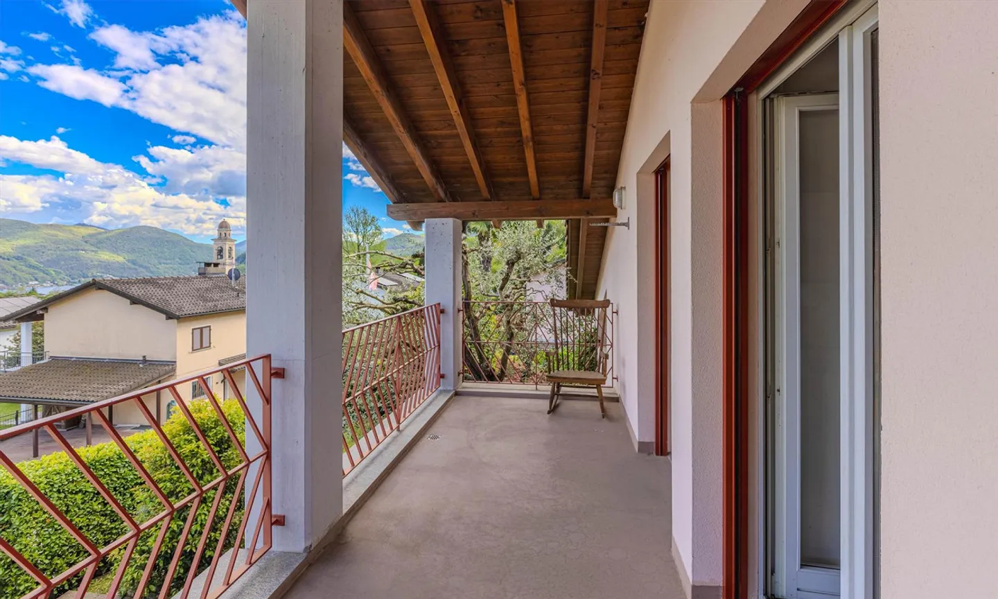 Modern semi-detached house with 8.5 rooms and garden in Pura - Photo 8 of 9