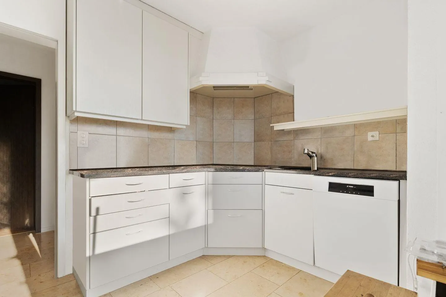 Maison mitoyenne familiale de 5,5 pièces avec vue, jardin et places de parking - Photo 2 sur 13