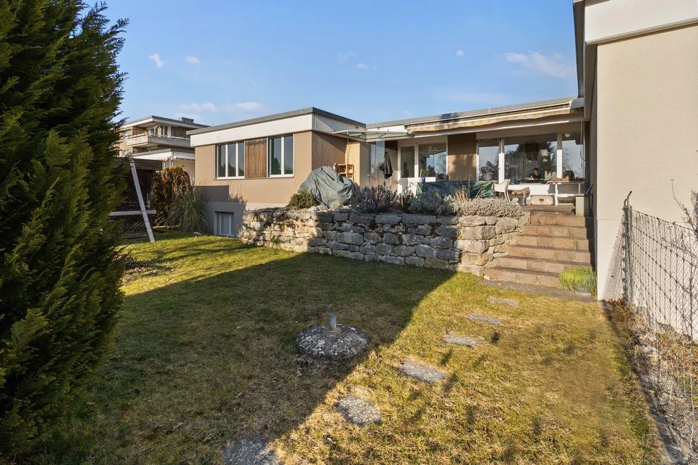 Maison mitoyenne familiale de 5,5 pièces avec vue, jardin et places de parking - Photo 13 sur 13