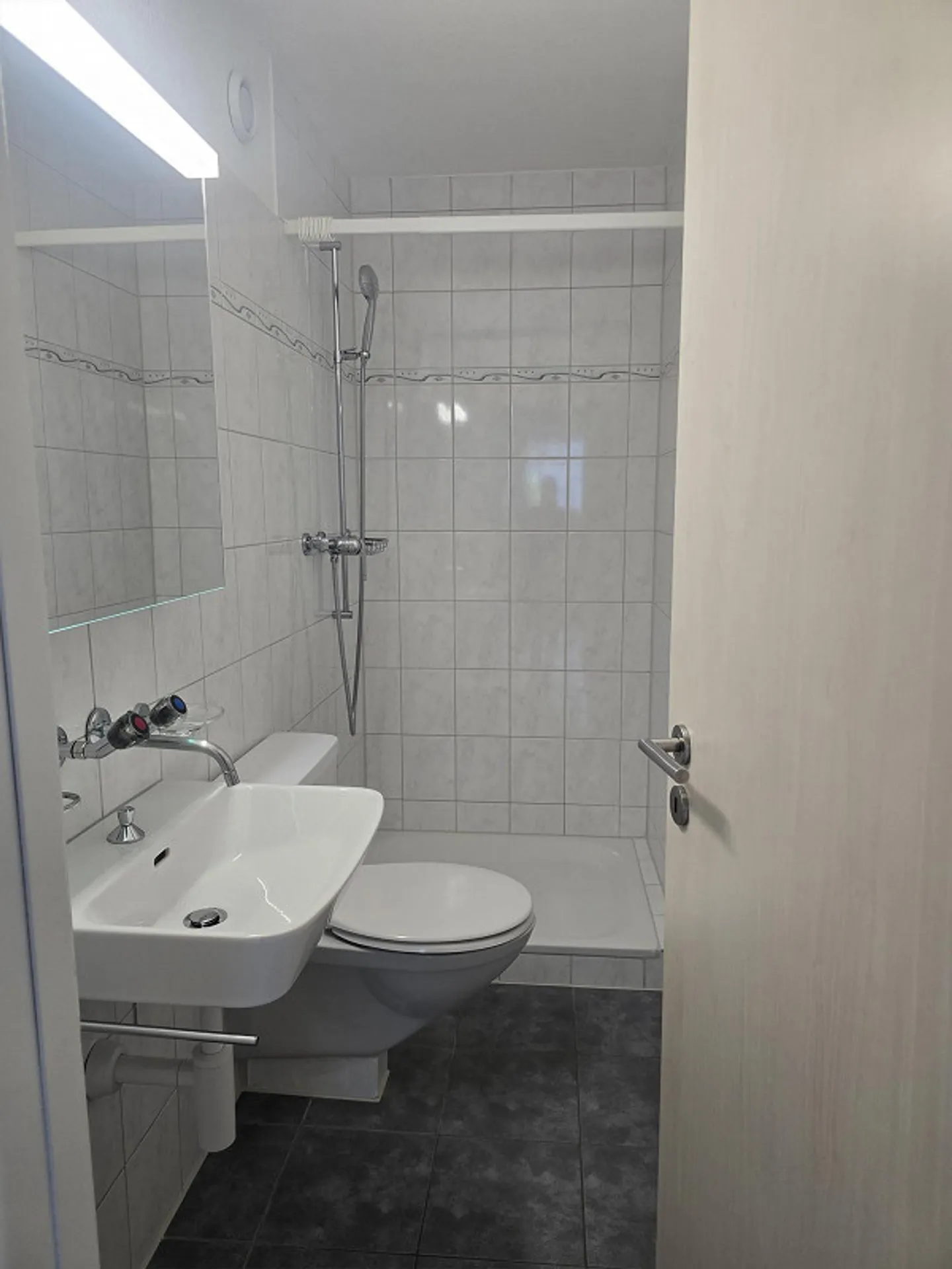 appartement spacieux et calme de 4 pièces - Photo 4 sur 10