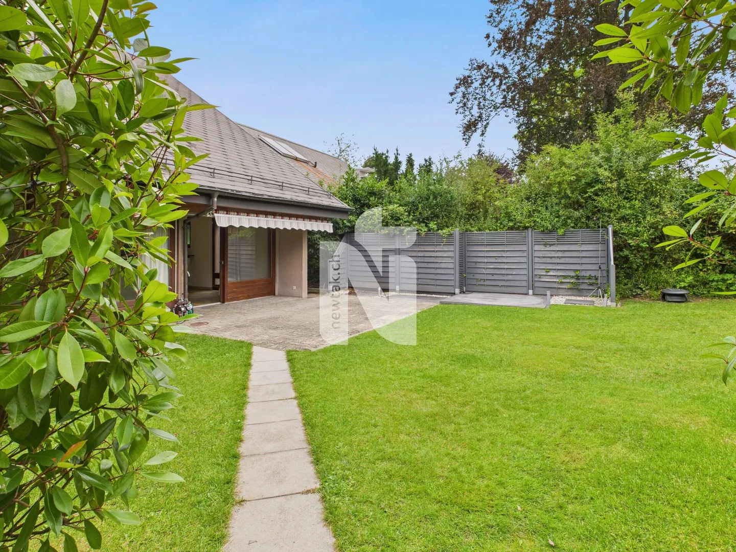 Detached 6.5-room single-family house on four floors with large garden, garage, and wellness area in a quiet, exclusive location on the Bruderholz - Photo 2 of 26