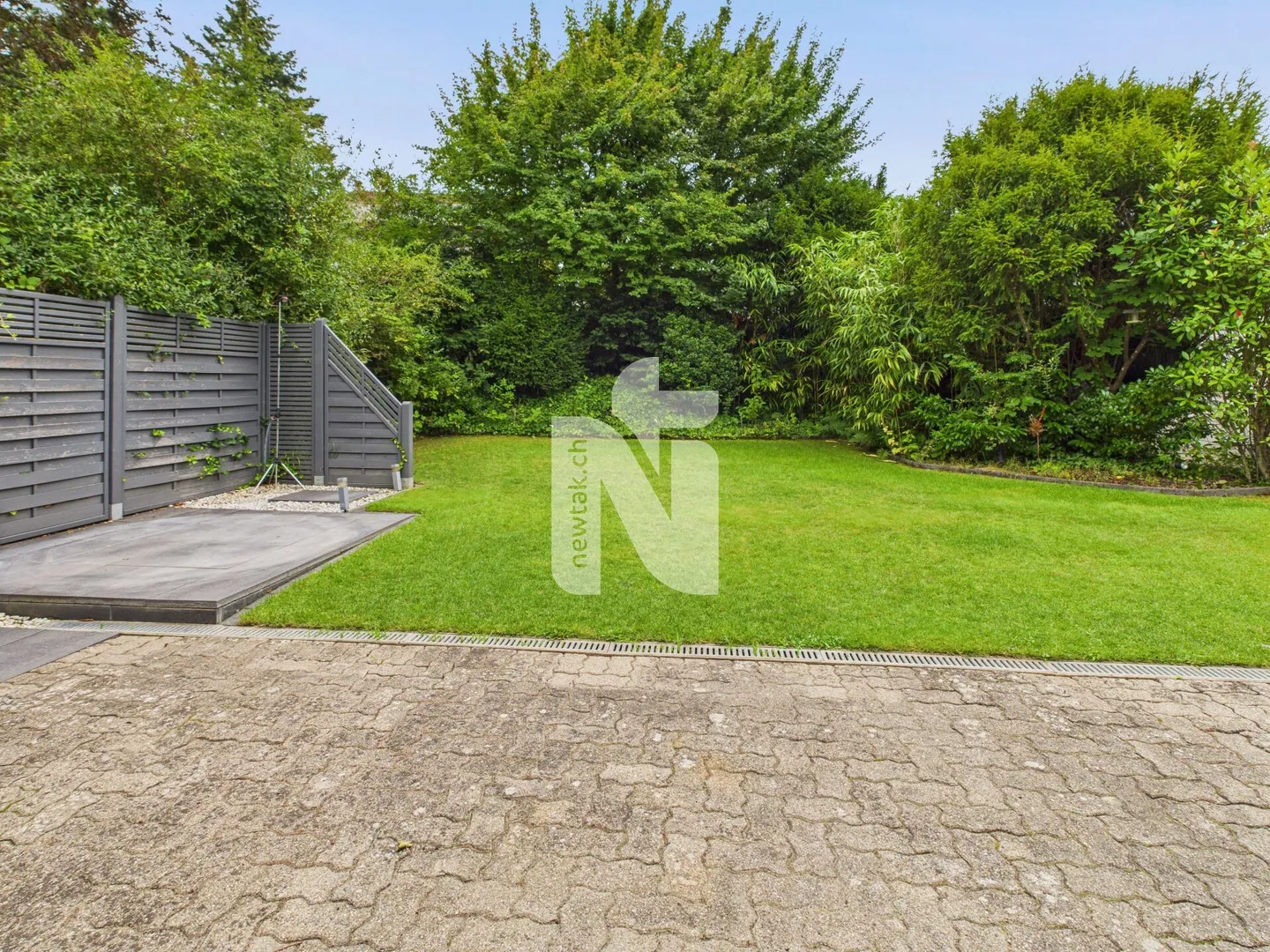 Detached 6.5-room single-family house on four floors with large garden, garage, and wellness area in a quiet, exclusive location on the Bruderholz - Photo 3 of 26