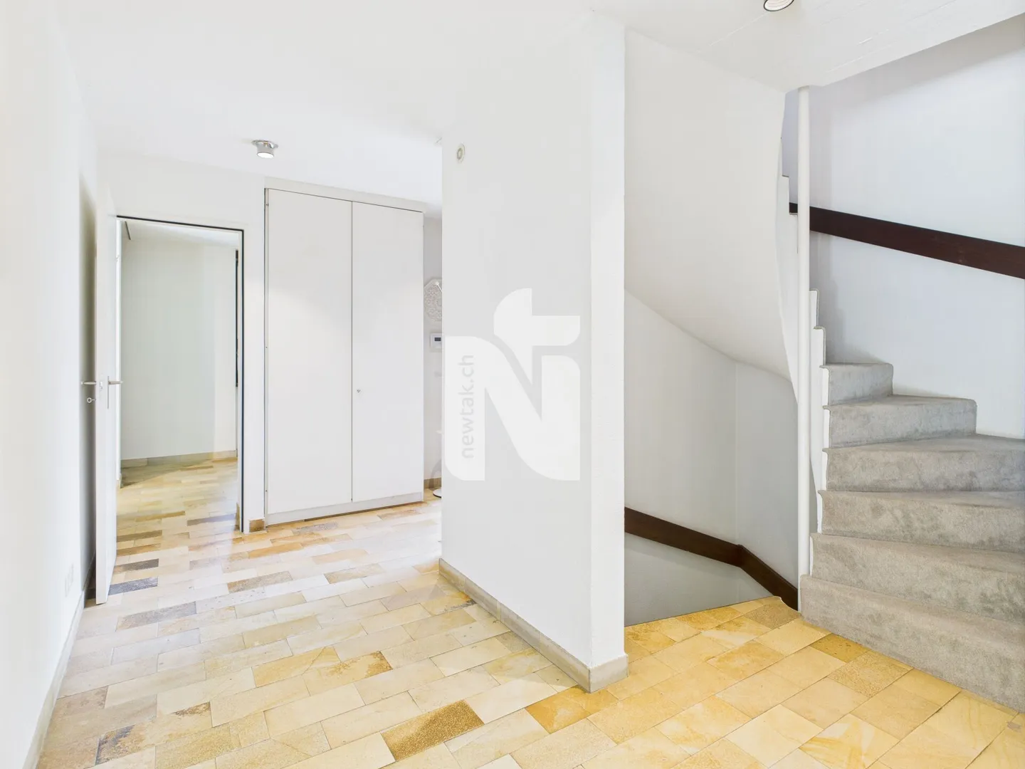 Detached 6.5-room single-family house on four floors with large garden, garage, and wellness area in a quiet, exclusive location on the Bruderholz - Photo 5 of 26