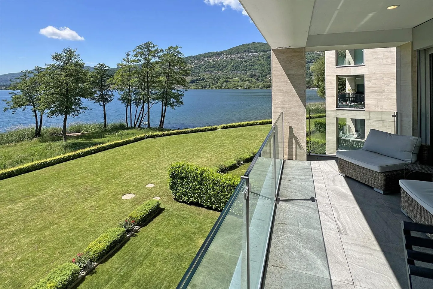 EXCLUSIVE 4.5 ROOM APARTMENT WITH TERRACE AND LAKE VIEW IN MUZZANO - Photo 8 of 13