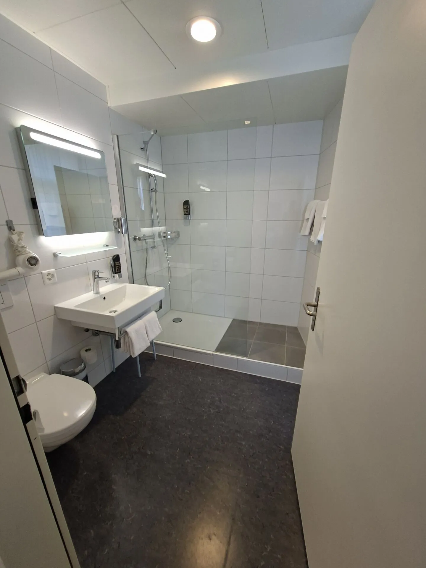 Belle chambre meublée avec salle de bain privée dans la vieille ville, 3ème étage chambre 302 - Photo 3 sur 10