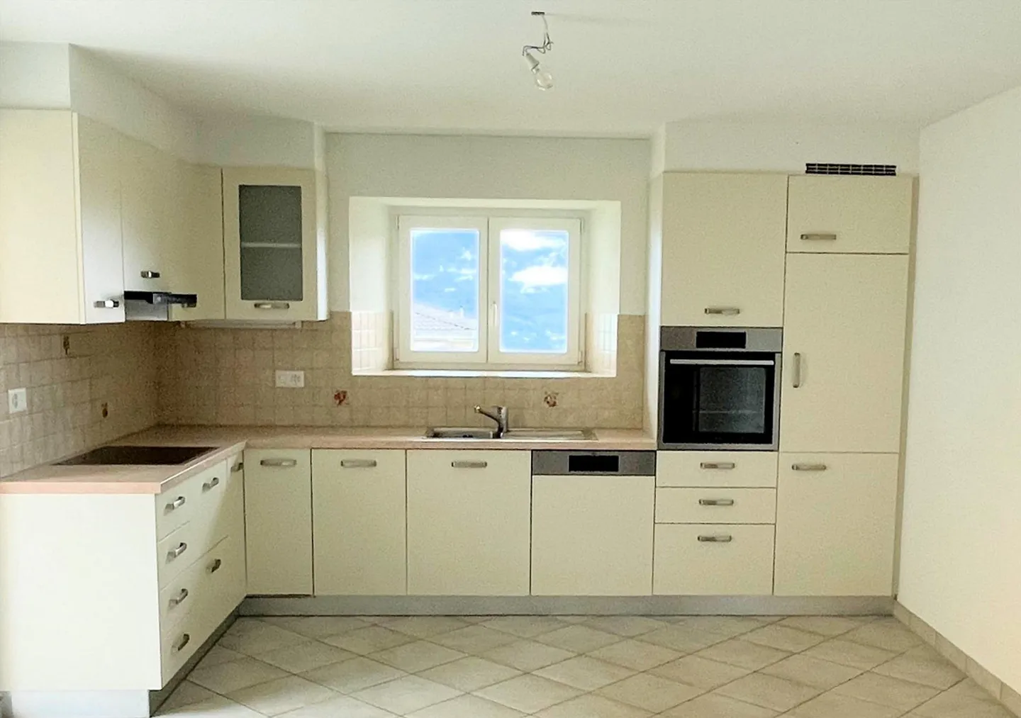 Spacious completely renovated villa in a convenient and quiet area - Photo 7 of 14