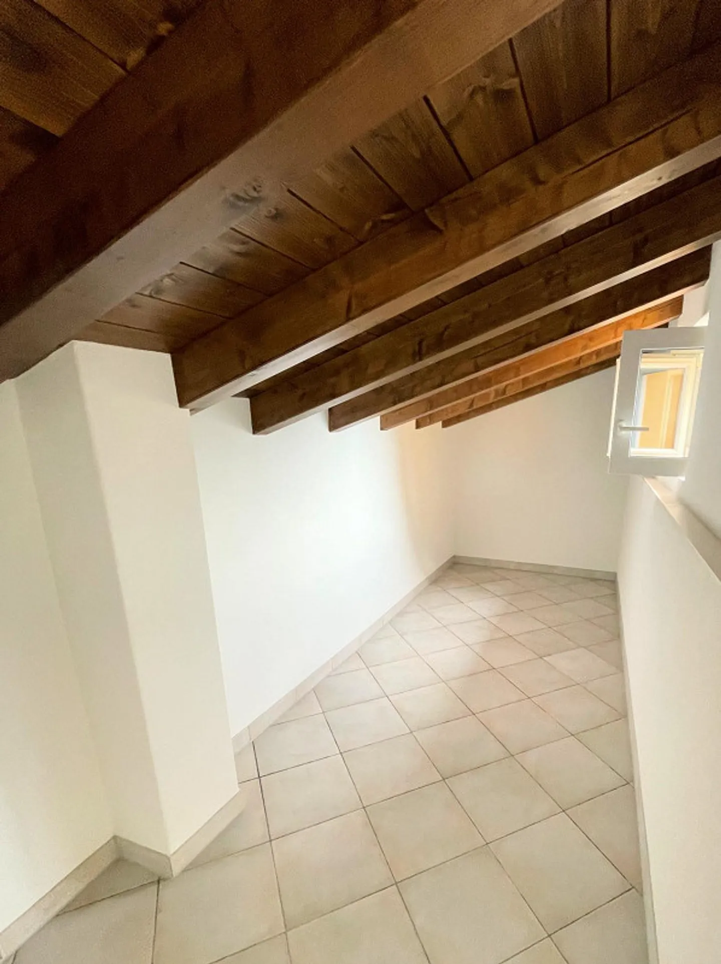 Spacious completely renovated villa in a convenient and quiet area - Photo 12 of 14