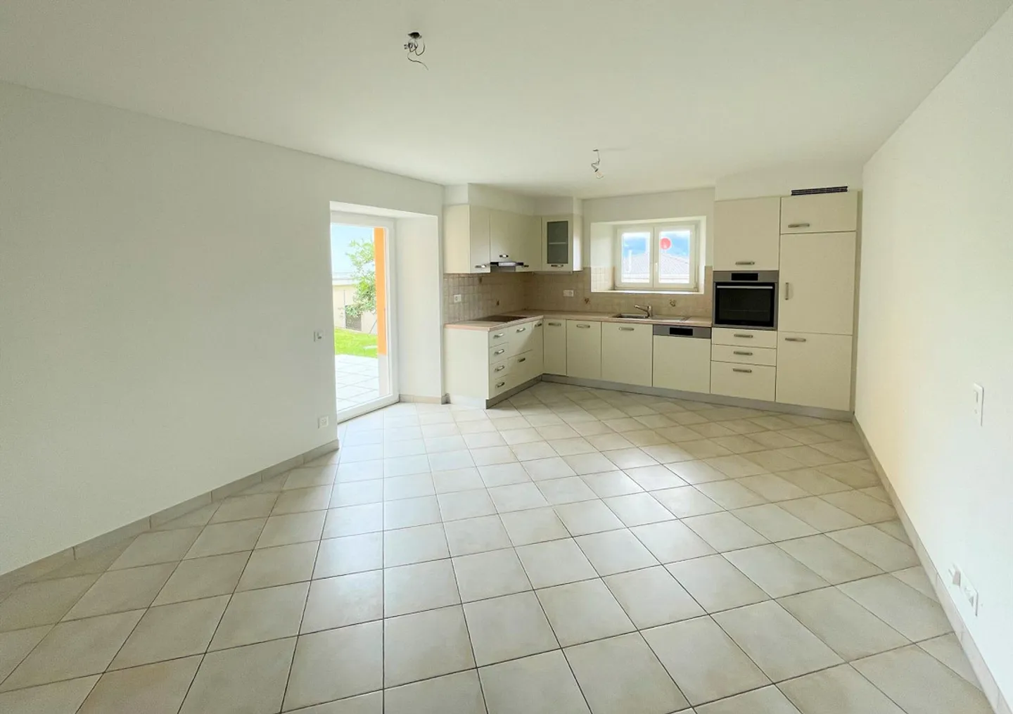 Spacious completely renovated villa in a convenient and quiet area - Photo 6 of 14