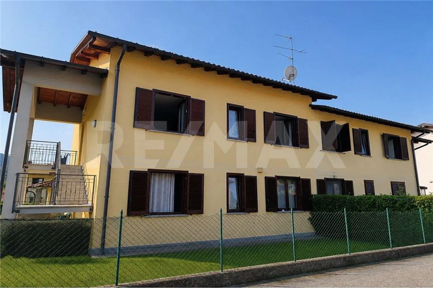 ITALIE-Appartement avec grande terrasse et garage près de la frontière suisse - Photo 1 sur 13