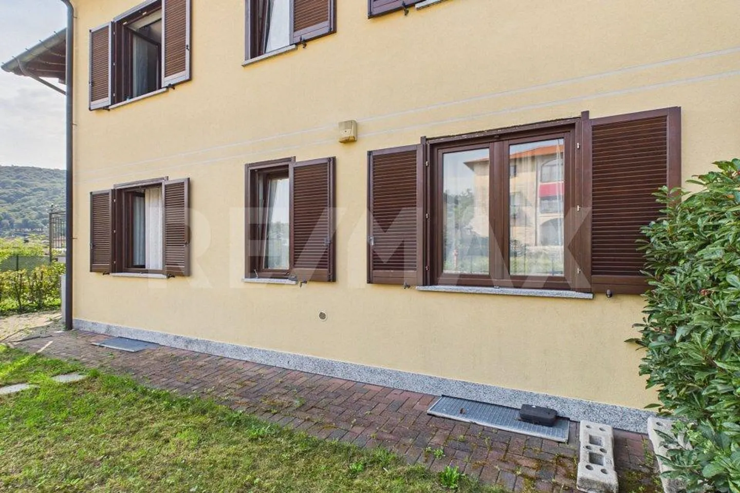 ITALIE-Appartement avec grande terrasse et garage près de la frontière suisse - Photo 3 sur 13