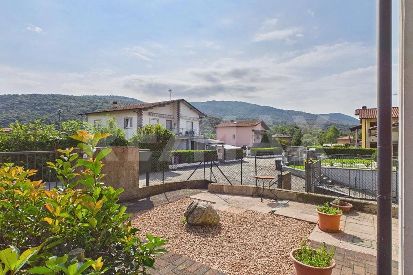 ITALIE-Appartement avec grande terrasse et garage près de la frontière suisse - Photo 7 sur 13