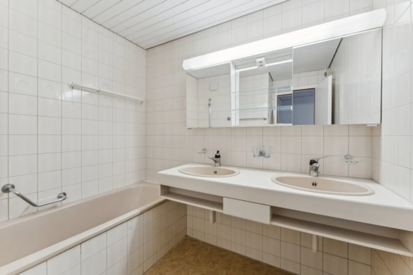 BLACK FRIDAY - Free parking space for one year! - Photo 6 of 11