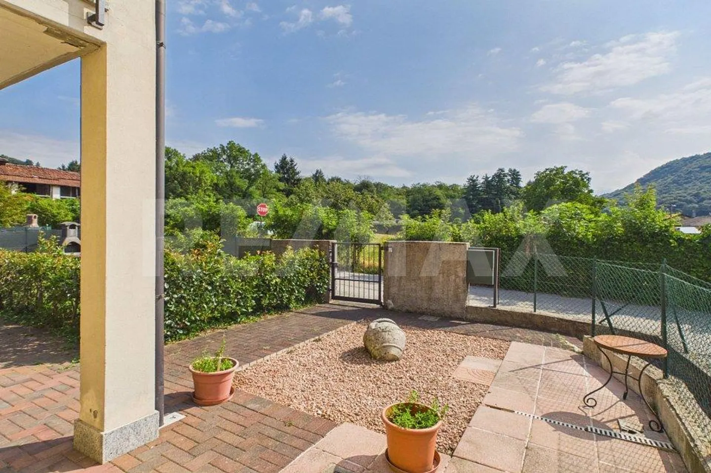ITALIE-Appartement avec grande terrasse et garage près de la frontière suisse - Photo 4 sur 13