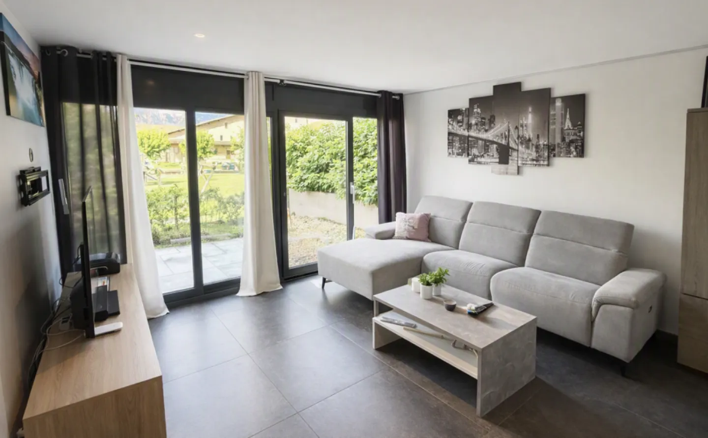 Brauchen Sie eine gute Dosis Sonne? Kommen Sie in das kleine Kalifornien des Wallis - Eleganz & Modernität für diese wunderschöne, komplett renovierte 4,5-Zimmer-Wohnung im Herzen von Fully - Foto 1 von 12