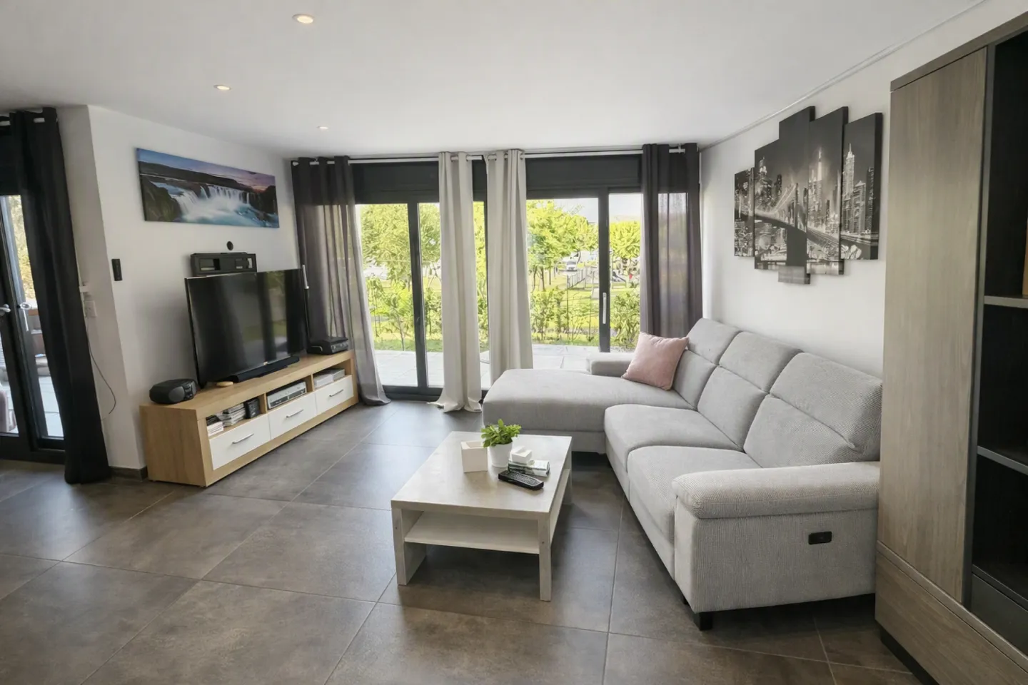Brauchen Sie eine gute Dosis Sonne? Kommen Sie in das kleine Kalifornien des Wallis - Eleganz & Modernität für diese wunderschöne, komplett renovierte 4,5-Zimmer-Wohnung im Herzen von Fully - Foto 2 von 12