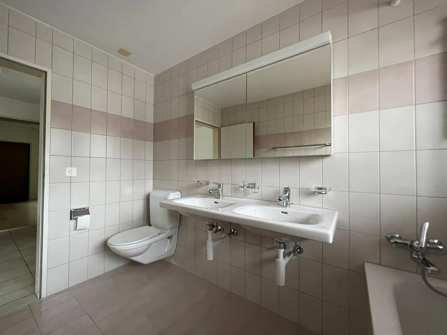 Belle et spacieuse appartement de 3,5 pièces avec nouvelle cuisine - Photo 22 sur 23