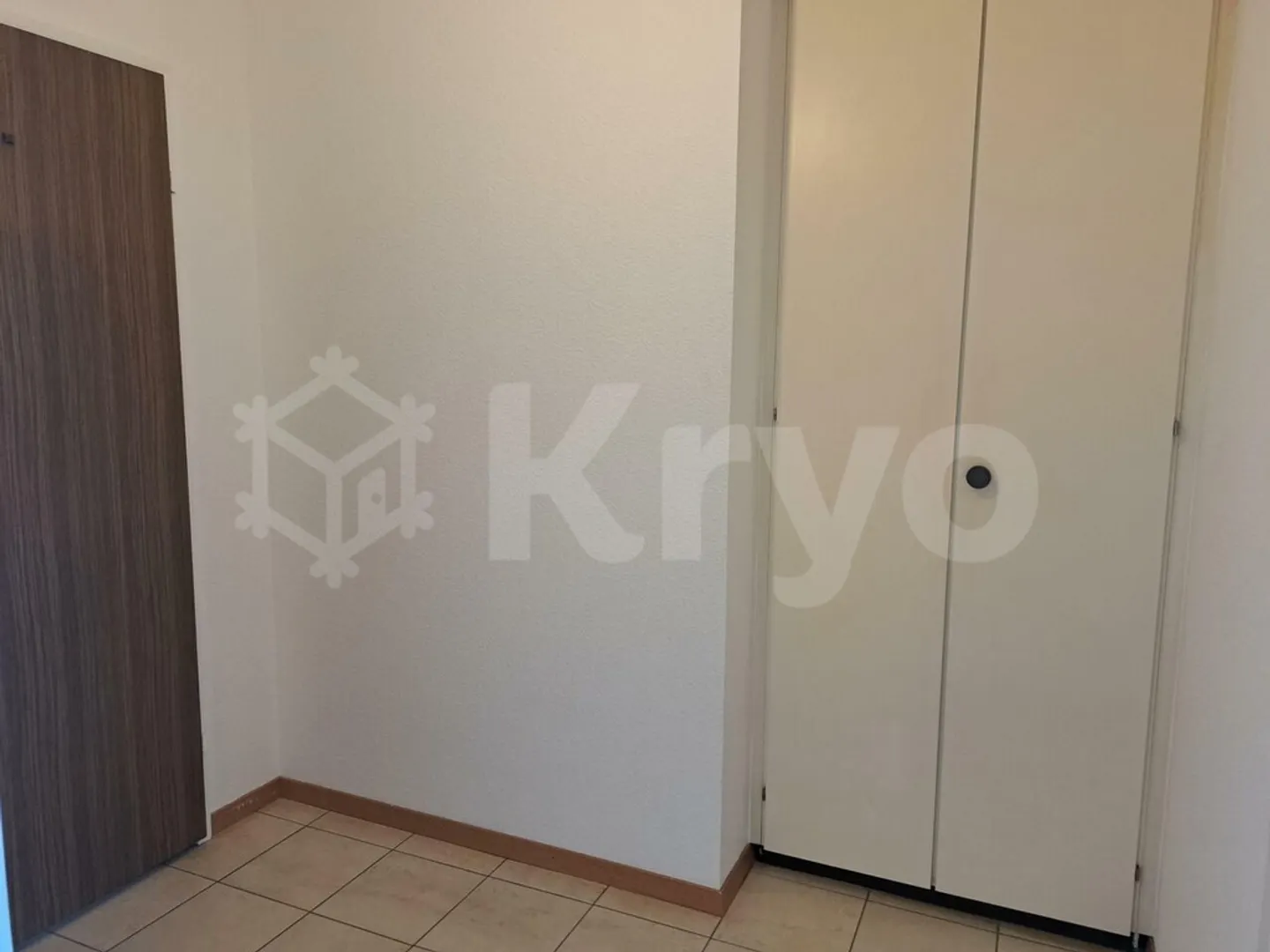 Charming Apartment with Lake View - Photo 10 of 11