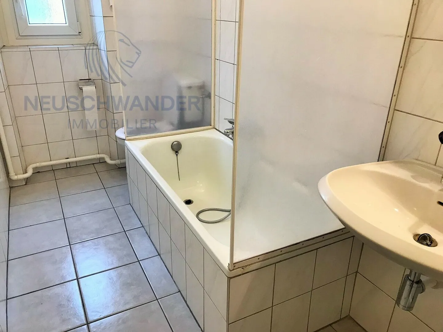 Recent kitchen close to the train station - Photo 8 of 11