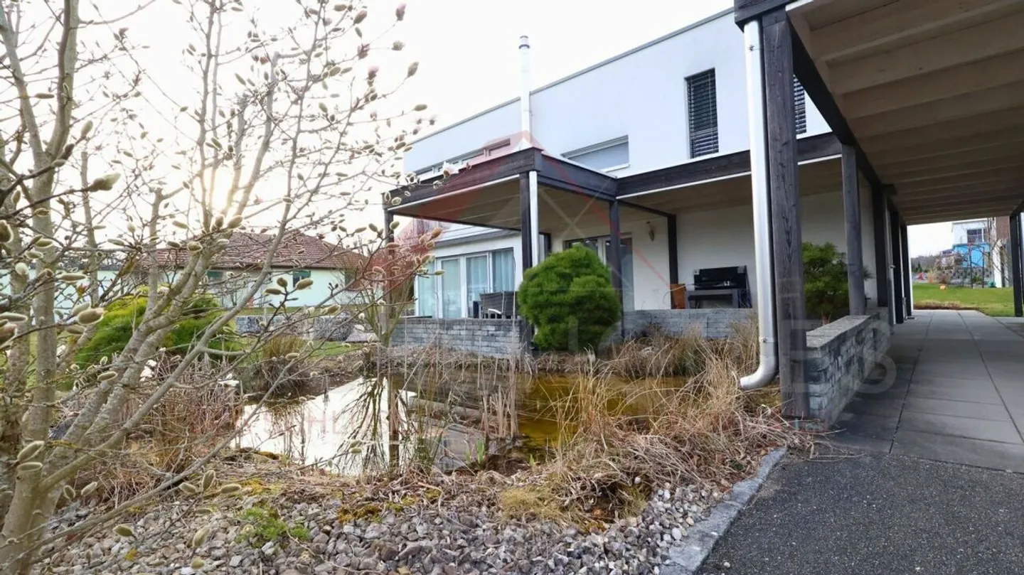 «À 3 km de Porrentruy - villa d'exception avec volumes généreux, finitions haut de gamme, terrasses, jacuzzi et jardin paysager» - Photo 23 sur 26